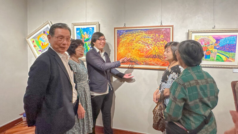 ▲不以標籤看藝術《星空下的色彩》在高雄新思惟人文空間公益聯展登場。（圖/記者張忠義攝）