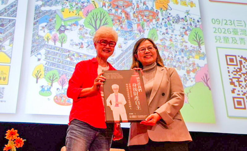 ▲高愛倫老師捐61本新書予高雄市立圖書館，由李金鴦館長代表接受。（圖/高雄市立圖書館總館提供）