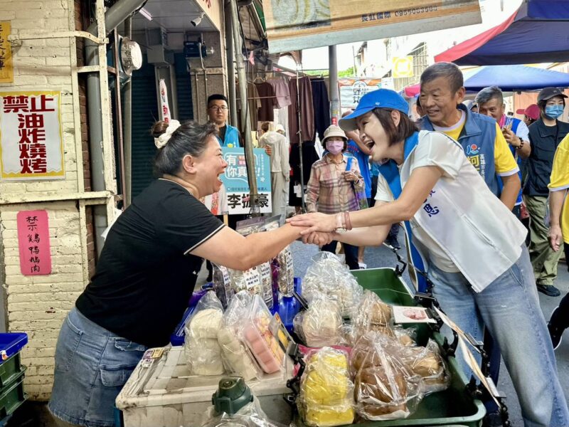 柯志恩旗山市場掃街拜票展超高人氣 婦女姐妹擁抱力挺！