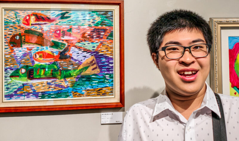 ▲「台灣原生魚守護者」蔡昱安以畫筆描繪台灣原生魚種，透過魚群與創作找到色彩與陪伴。（圖/記者張忠義攝）