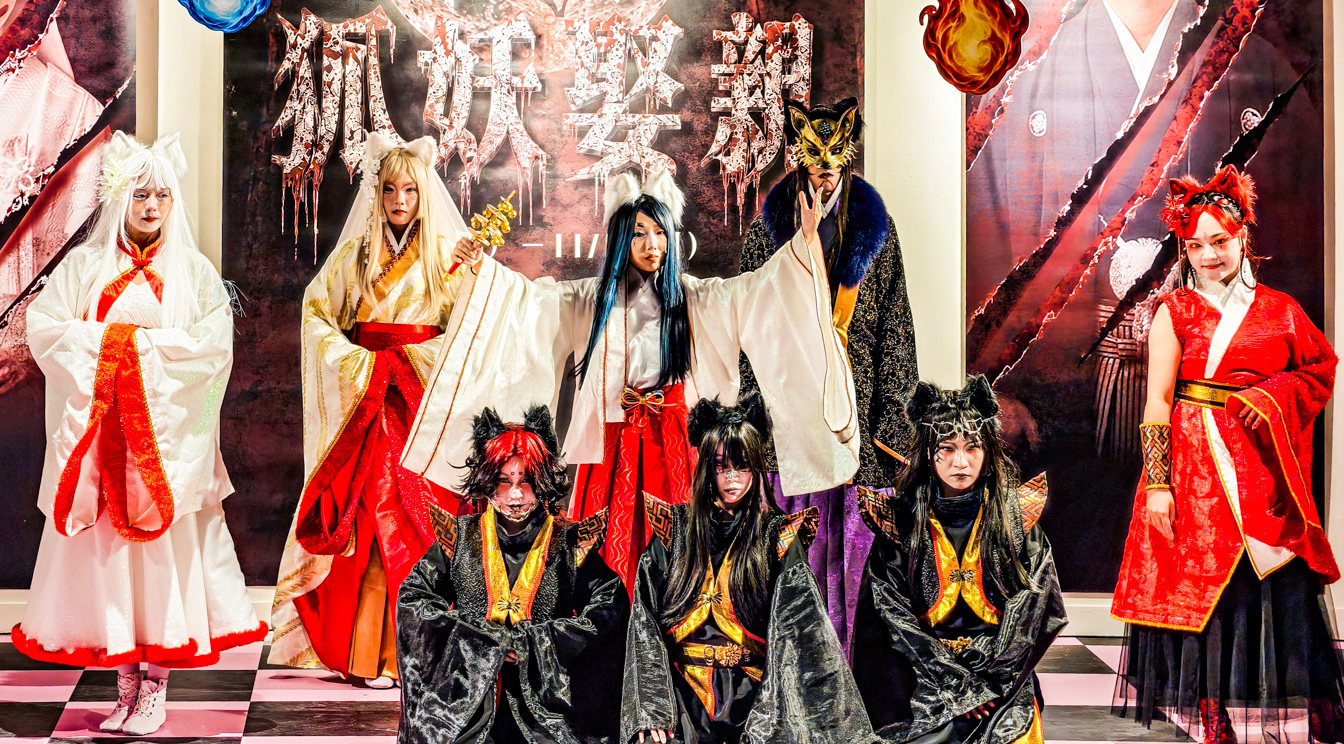 ▲0925至1026期間，每逢週末及國定假日晚間，神祕狐妖將現身戶外購物街區。（圖/記者張忠義攝）