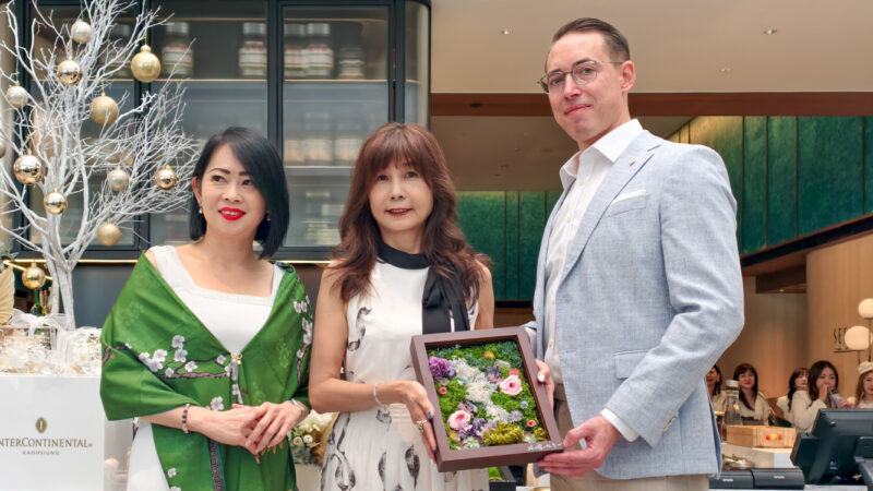 ▲高雄洲際酒店總經理周亞夫（Tony Geerts）與行銷業務總監陳佩詩（Jephrine Chin）率先響應公益，捐款收藏林小霜公益創作《觸》，為公益義賣揭開序幕。（圖/記者張忠義攝）