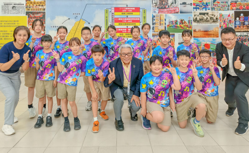 ▲黑須隆一理事長與小學部獲得英語歌唱比賽特優同學合影。(圖/中華藝校提供)