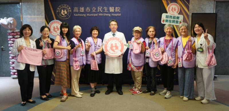 高雄民生醫院志工隊合力巧手改造　百件汰換舊背心暖心續縫變身長照教具