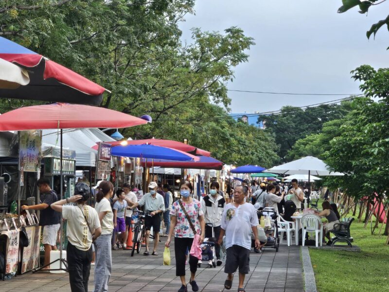 「萌趣侏羅紀燈飾 × 中秋市集」屏東千禧公園一起度過最萌、最歡樂的中秋佳節