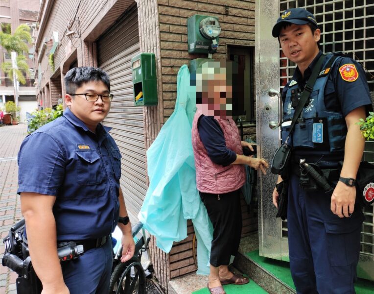 84歲老婦迷途雨中無助   永康警「科技＋愛心」助她平安回家