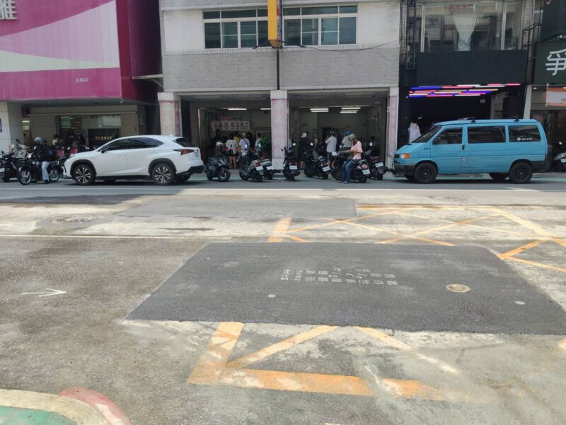 前鎮區瑞隆路道路昨日下陷，高市水利局今午已修復完成恢復通車