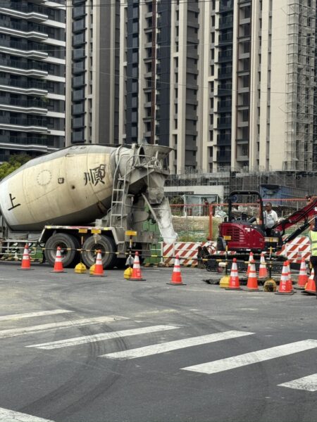 左營區桃子園路與先鋒路口坑洞案　台水修復管線並協助回填　道路於13日中午開放通行