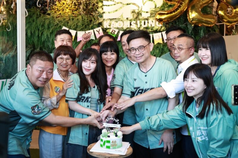 主委黃捷打造年輕化黨部 用年輕語言讓民主更有感 民進黨40週年「DPP 40生咖」高雄登場