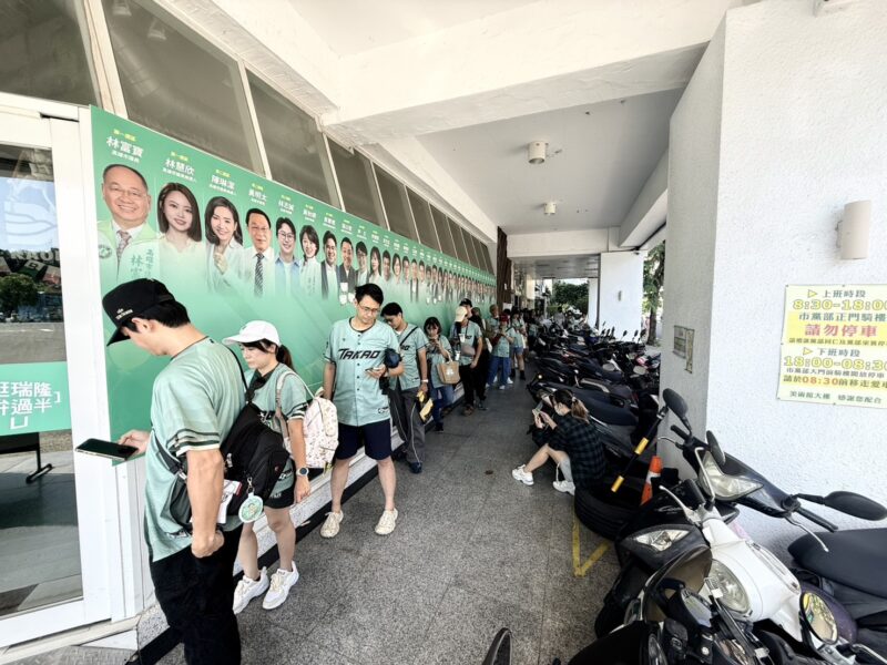 主委黃捷用創意串起跨世代熱情 民進黨40生咖高雄爆人氣「洋流徽章」10分鐘秒殺