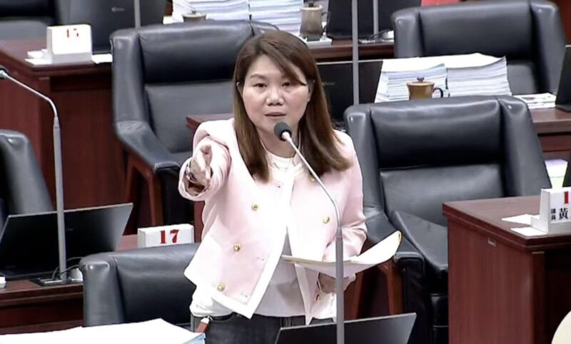 李雅靜批賴瑞隆：表決反對五一放假、反對九二八放假！盲從黨意、背棄勞工與基層教師﹗
