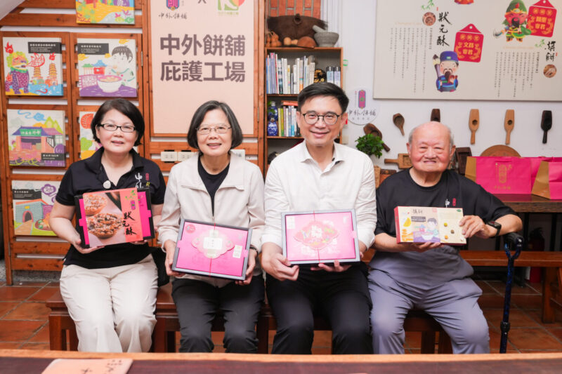 讓台灣人的善意持續循環 蔡英文、賴瑞隆體驗製餅  支持庇護員工