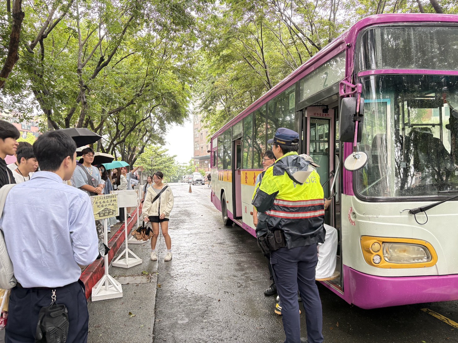 開學交安第一課!岡山警攜大型車進校園宣導安全