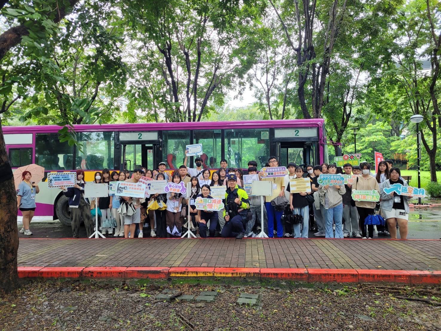 開學交安第一課！岡山警攜大型車進校園宣導安全