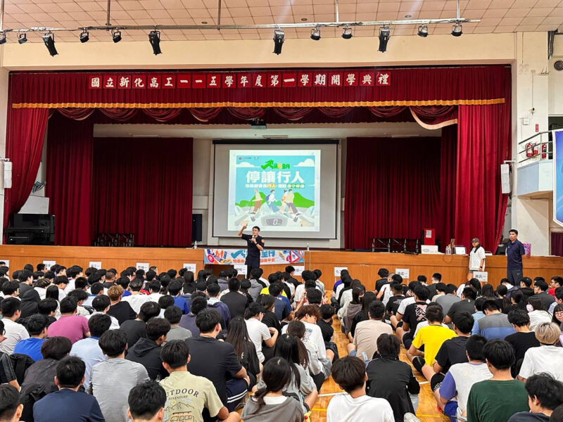 新化警分局開學日出擊！結合交安、反詐與反毒為學子築起安全防線