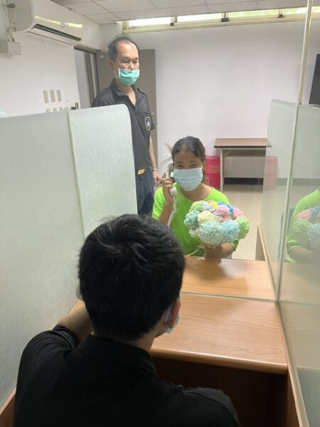 歌聲寄情、玫瑰傳愛 移民署高雄收容所提前歡慶中秋