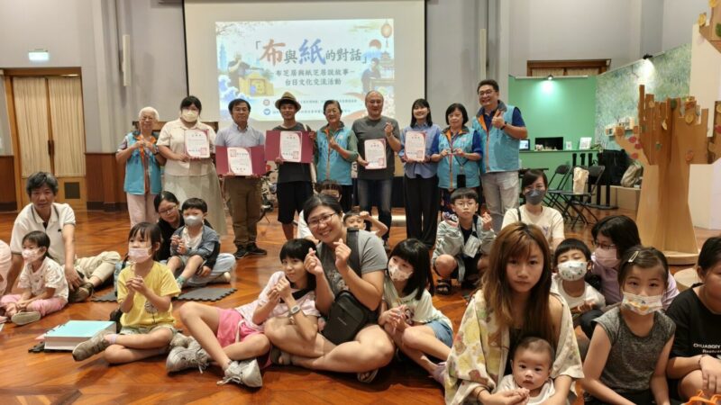 以故事搭起文化交流橋梁 「布與紙的對話」台日說故事人高雄相遇，布芝居與紙芝居同台演出