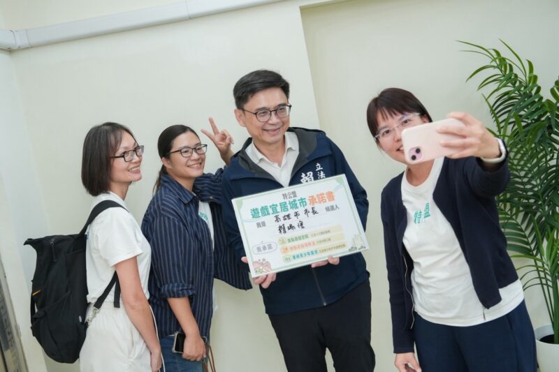 簽署特公盟承諾書！賴瑞隆推動10分鐘遊戲圈、涼感公園   打造高雄兒童友善城市