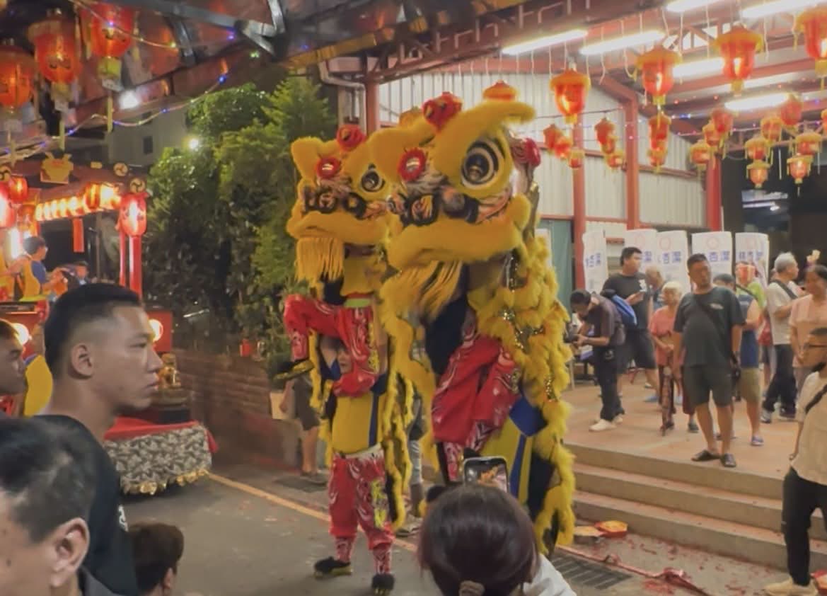 「2026 雞籠城隍文化祭」城隍夜巡熱鬧登場，醒獅陣頭沿途表演，吸引民眾駐足觀賞。