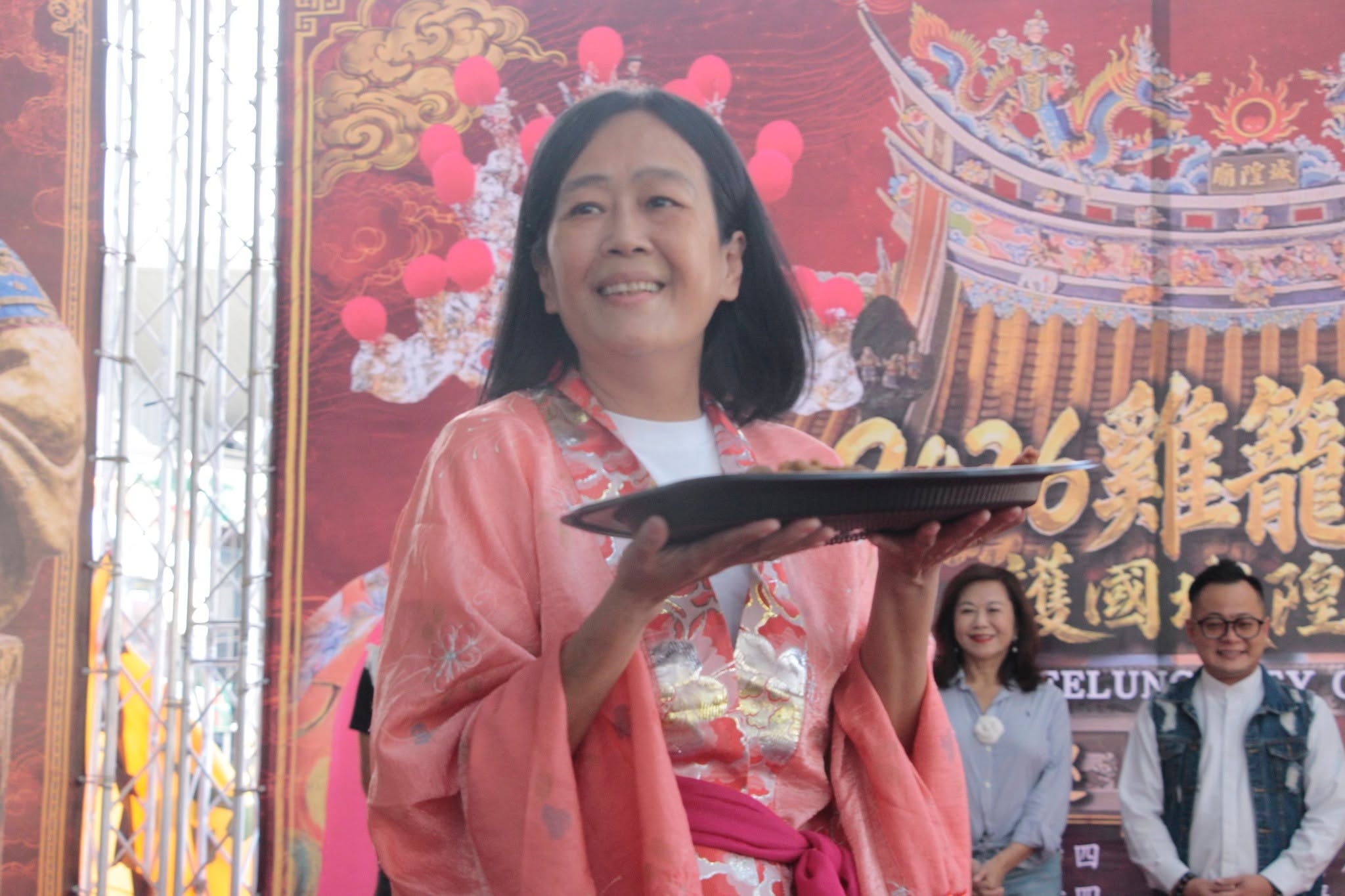 基隆市副議長楊秀玉換上傳統漢服，親自端著美食登台，參與孝三路古早味美食上菜秀，力挺在地文化傳承。圖／主辦單位提供