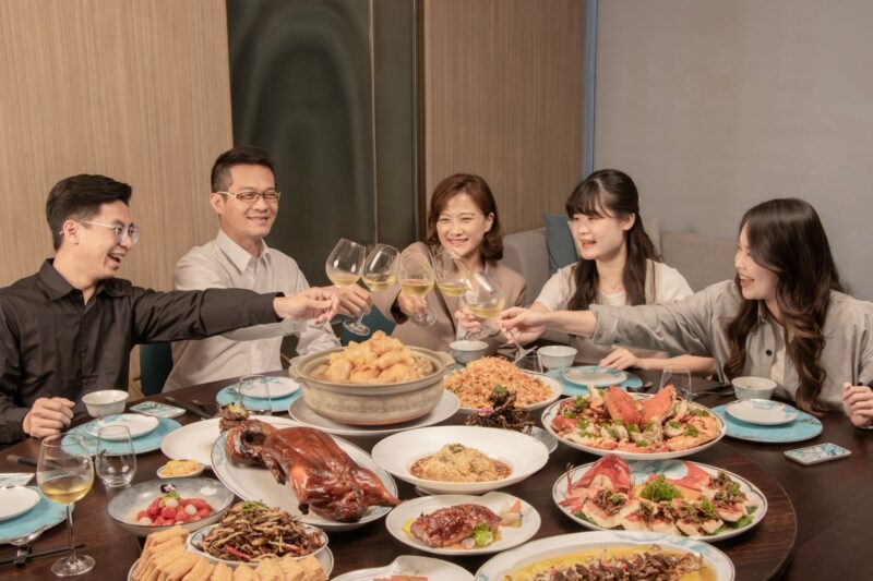 ▲凡預訂包廂並指定桌菜或套餐，即可尊享精選紅酒、白酒或格蘭傑經典12年單一麥芽威士忌等精選酒款三選一。（圖/高雄洲際酒店提供）