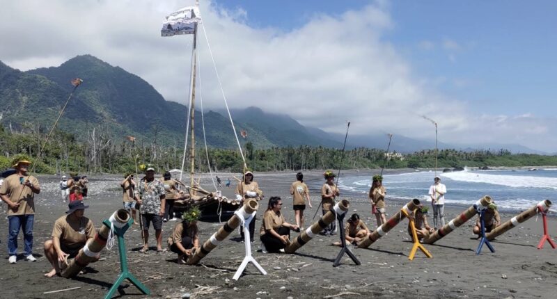 阿美族造舟技藝再現海洋文化生命力 海委會攜手都歷部落「Torik Katomayan」竹筏帆船揚帆啟航