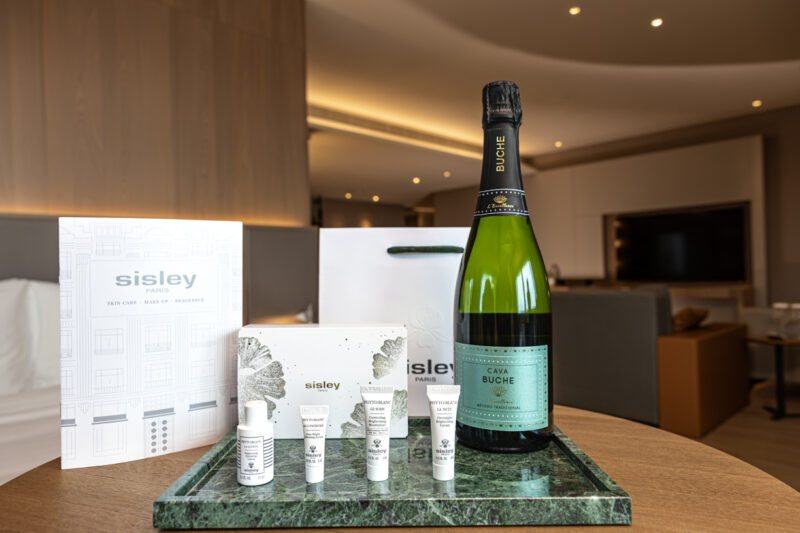 ▲承億酒店Papillon攜法國頂級保養品牌SISLEY Paris推出秋分旅行⼀泊⼆⾷住房體驗。（圖/高雄承億酒店提供）