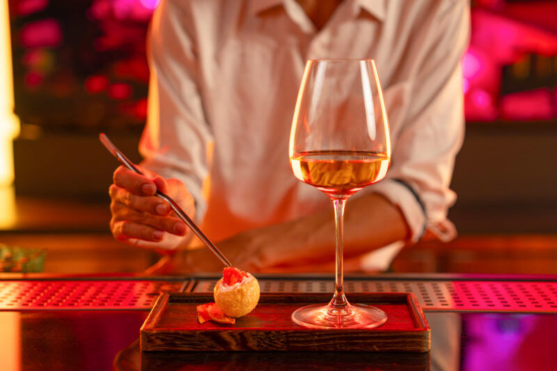 ▲酒單除了Aviation、Daiquiri、Old Fashioned等經典調酒，也以台灣食材、茶香與意想不到的風味組合發展原創酒款。（圖/天慕 LE CIEL提供）