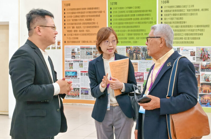 ▲盧昰余校長為黑須隆一理事長介紹中華藝校創校、轉型及校務發展過程。(圖/中華藝校提供)