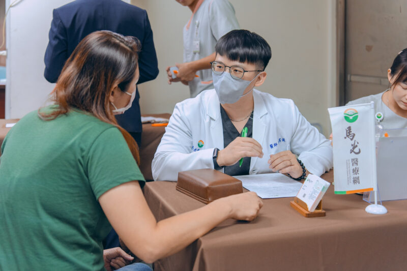 ▲馬光中醫師於現場提供一對一健康諮詢，陪伴參與者依自身狀況與專業醫師交流。（圖/馬光中醫提供）