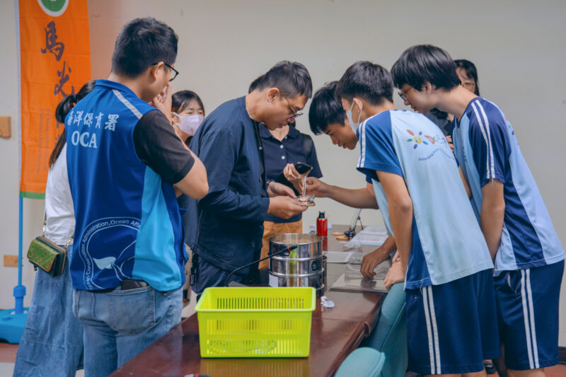 ▲ 東港高中學生於現場分享海洋保育研究與互動成果，促進校園海洋教育與在地社群交流。（圖/馬光中醫提供）