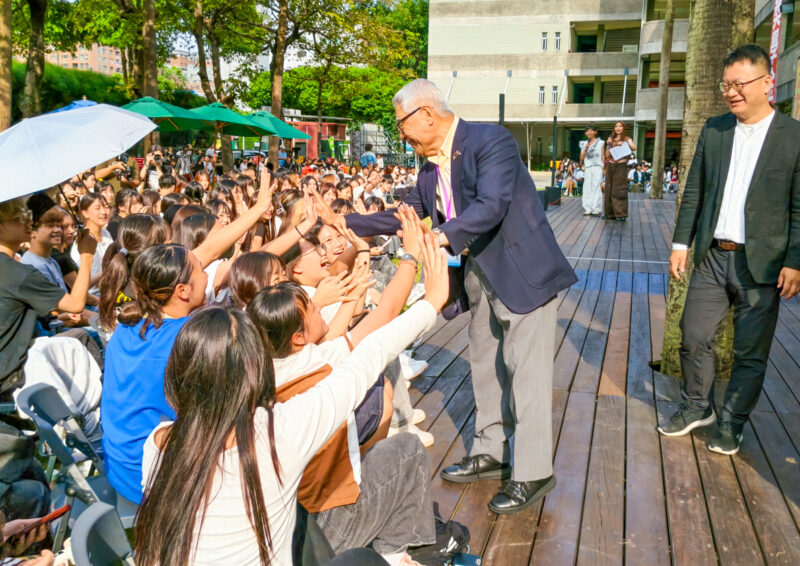 ▲黑須隆一理事長蒞臨中華藝校參訪，受到學生熱情歡迎。（圖/中華藝校提供）
