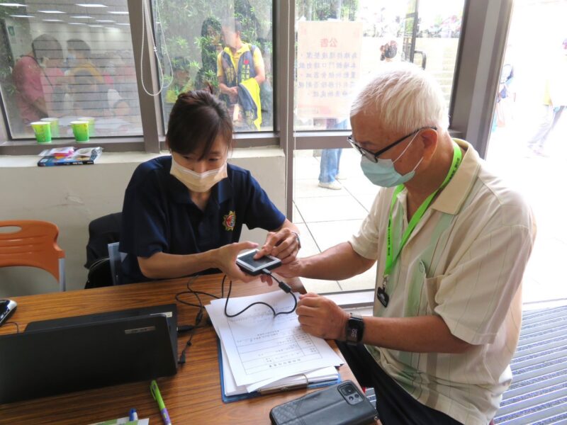 提供免費老人指紋存檔  竹市警攜手香山區公所捺印服務
