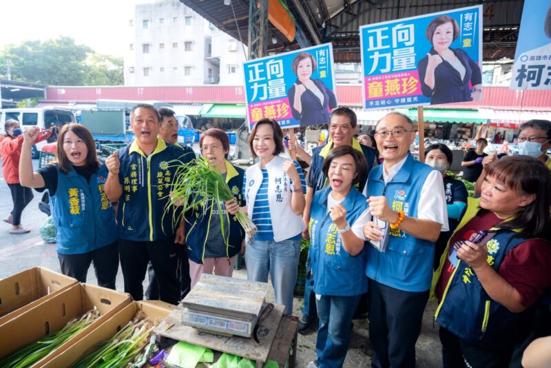 攤商沿路「餵食」展現熱情支持 柯志恩清晨6點半再拚市場陸戰