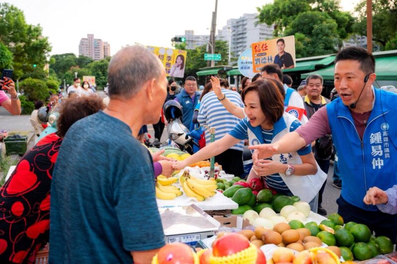 鍾易仲陪柯志恩鳳西黃昏市場拜票