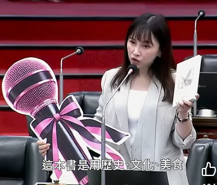李雅慧總質詢特別送給陳其邁市長一支「更大隻的麥克風」希望未來繼續為高雄發聲