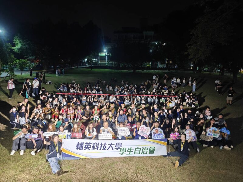 輔英「音樂祭」歌手及樂團接力嗨唱　學生期中考前放鬆充電