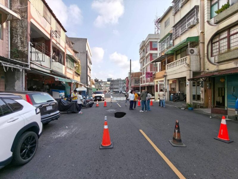 陳麗珍關心左營區進學路9號前路面掏空