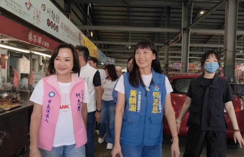 黃韻涵陪同柯志恩委員走訪岡山市場