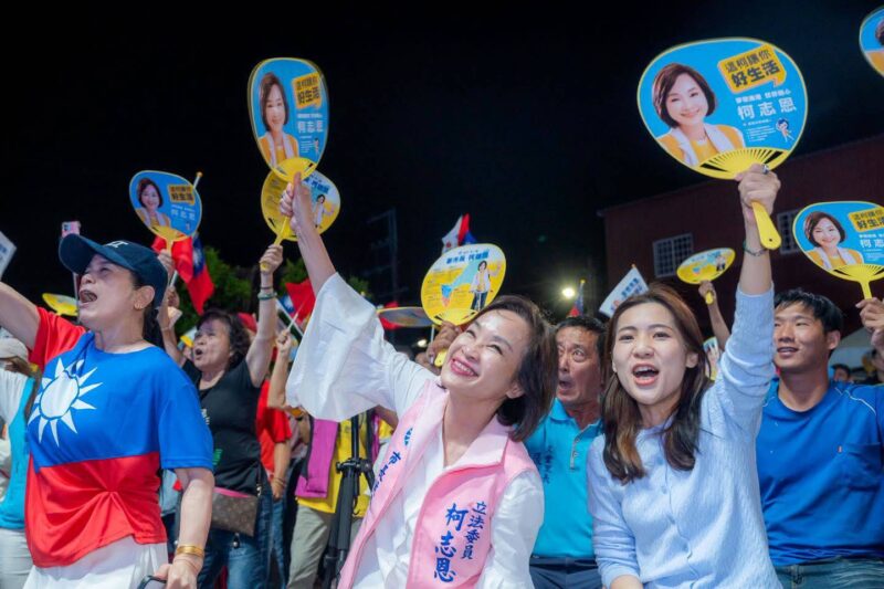 徐巧芯南下助講拜託鄉親幫催票 柯志恩仁武廟口開講吸700人力挺