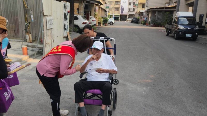 第一次看到周佳琪本人？佳琪走進華山里聽大家說