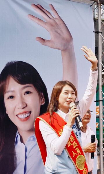 ▲周芸均以「延續服務」為參選主軸，提出「為您打拼」、「服務周到、揪用心」及「I am Ready」等訴求。（圖/記者張忠義攝）
