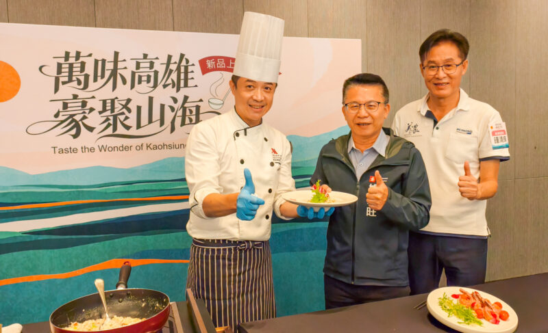 ▲京享蔬食百匯餐廳蔡長志主廚(左)與高雄市政府農業局姚志旺局長(中)，於記者會現場共同演繹「纖蔬鮮筍燉飯」料理秀。（圖/記者張忠義攝）