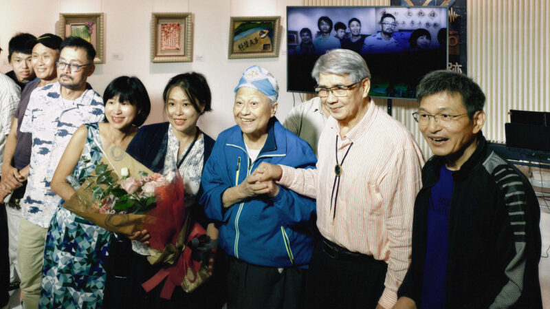 ▲80歲創辦人吳素蓮親自向前文化中心管理處處長李文能獻花，感謝他當年頂住社會壓力，支持人體藝術走進文化殿堂，跨越數十年的藝術情誼令人動容。（圖/記者張忠義攝）