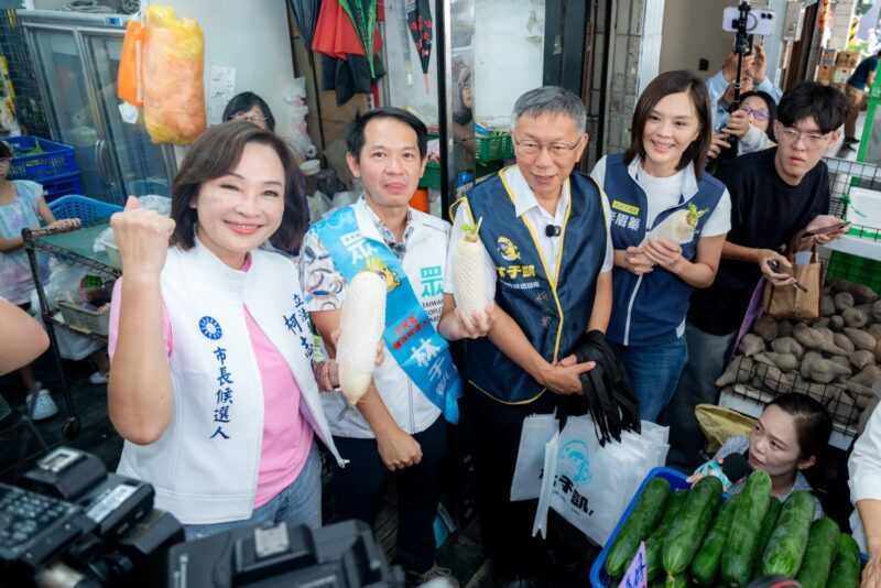 「雙柯」合體陽明市場拜票　柯志恩：高雄藍白合力拚議員全壘打