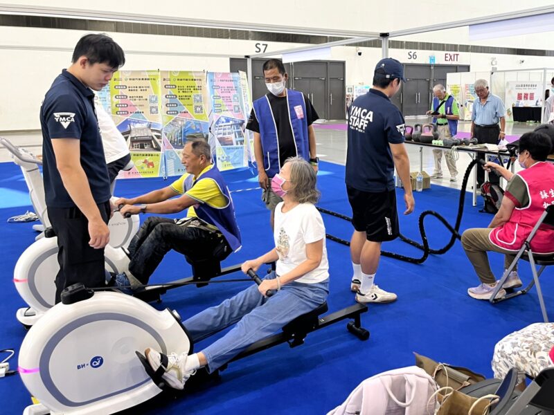 帶長輩開心跳 玩樂健身 高雄樂齡運動會運發局獨創彈力帶健身操