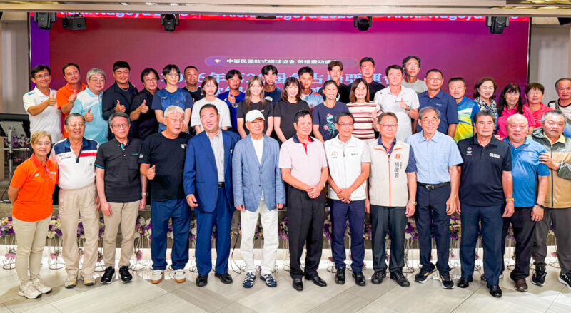 ▲中華軟式網球代表隊在名古屋亞運再創佳績,選手跟協會理監事大合照。(圖/中華民國軟式網球協會提供)
