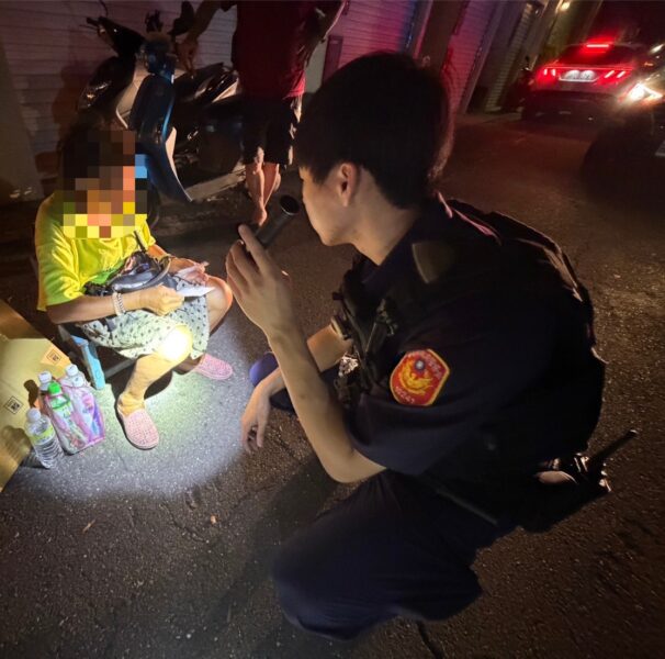 一天尋回2迷途老婦！永康警化身「暖心護送隊」平安送回家
