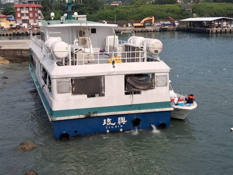 東琉線「琉興號」擱淺 安泰醫療團隊支援小琉球成員一度受困 蘇清泉國會伸援 協助受損船支緊急進高雄港搶修