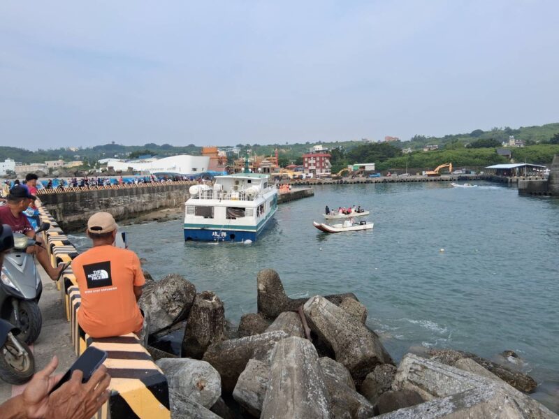東琉線「琉興號」擱淺 安泰醫療團隊支援小琉球成員一度受困 蘇清泉國會伸援 協助受損船支緊急進高雄港搶修